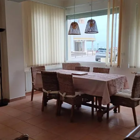 Maison De 4 Chambres A Sur A 50 M De La Avec Terrasse Amenagee *