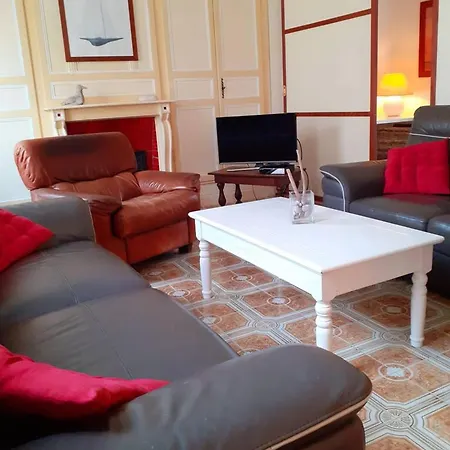 Maison De 4 Chambres A Sur A 50 M De La Avec Terrasse Amenagee Holiday home *